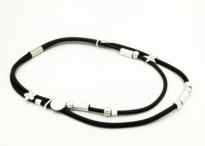 ΚΡΕΜΑΣΤΟ ΑΠΟ ΚΑΟΥΤΣΟΥΚ kremasto me metallika stoixeia